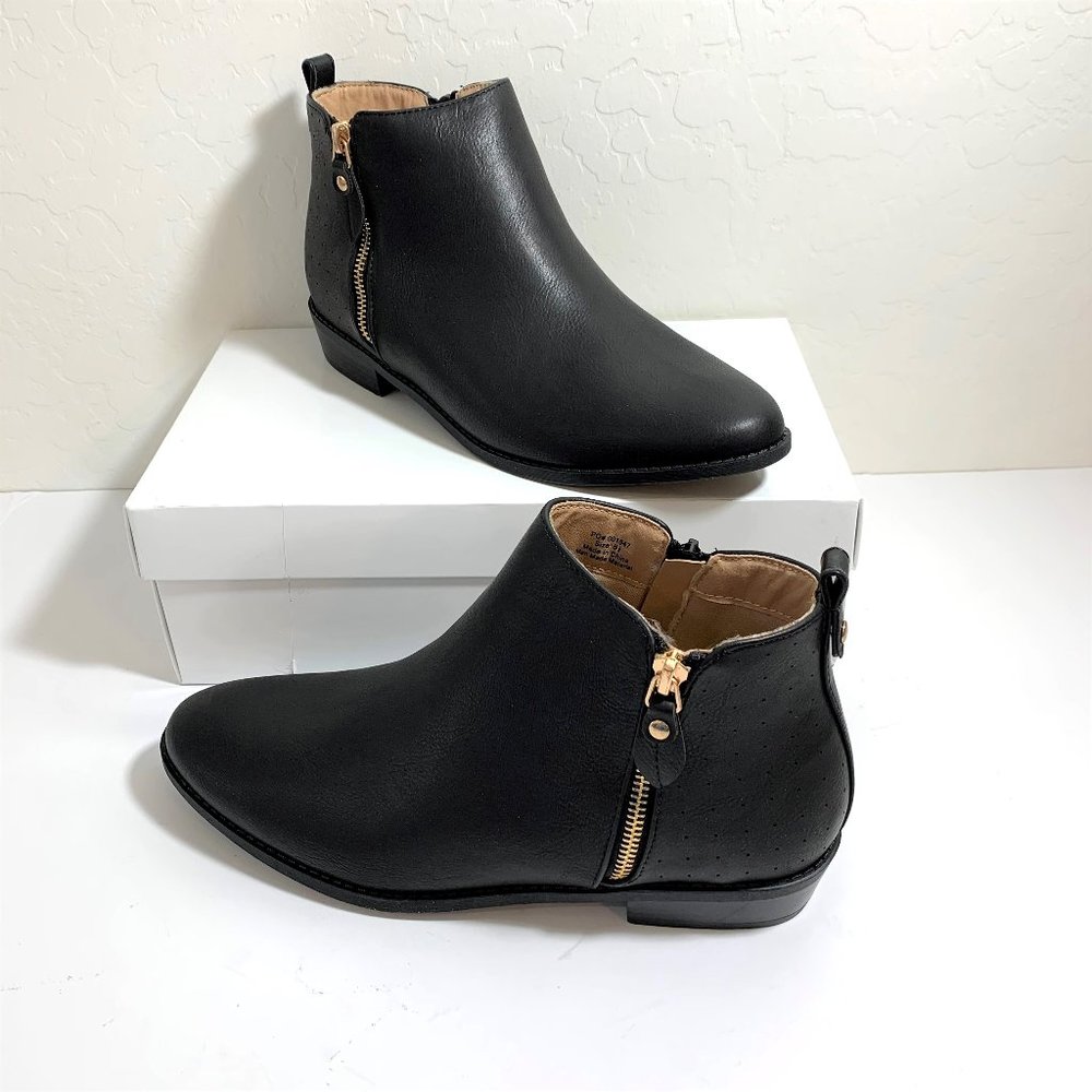 Journee Collection Ellis Perforated Boots Ankle Booties Black Size 8.5 NEW